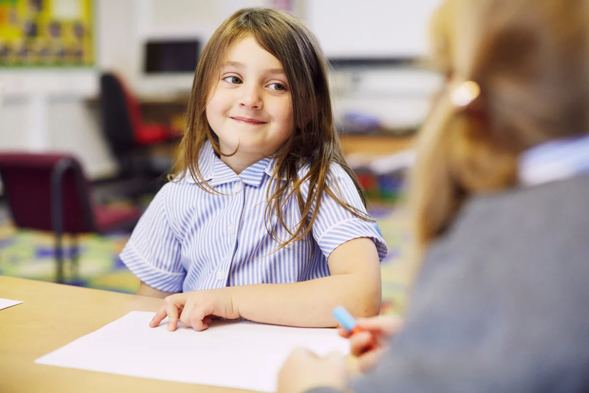 Niña conversando con su profesora