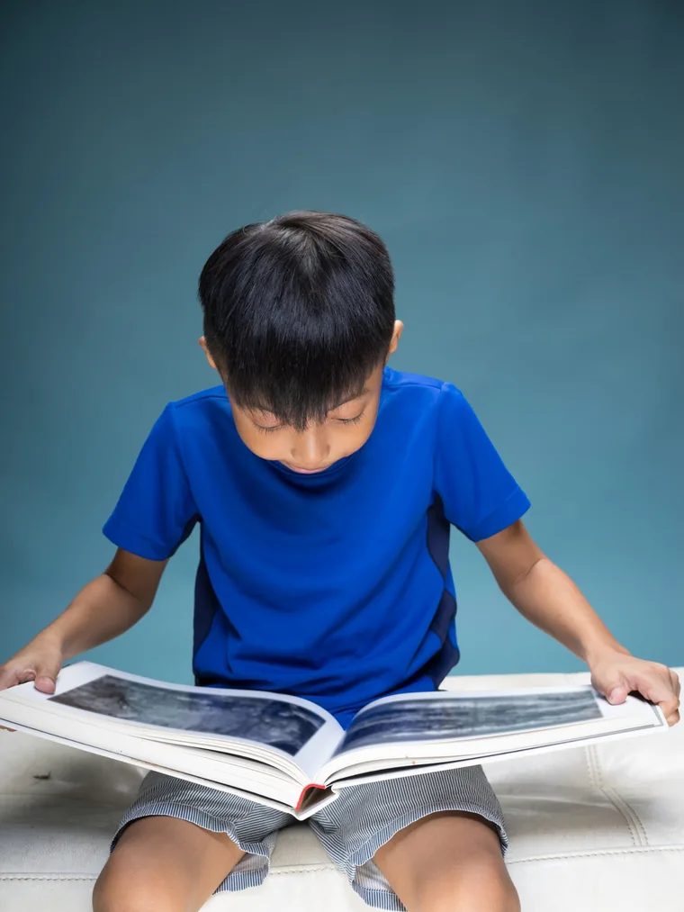 Niño leyendo un libro ilustrado